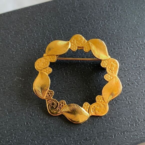 Vintage Gold Tone Wreath Brooch Pin‎ - Picture 1 of 4